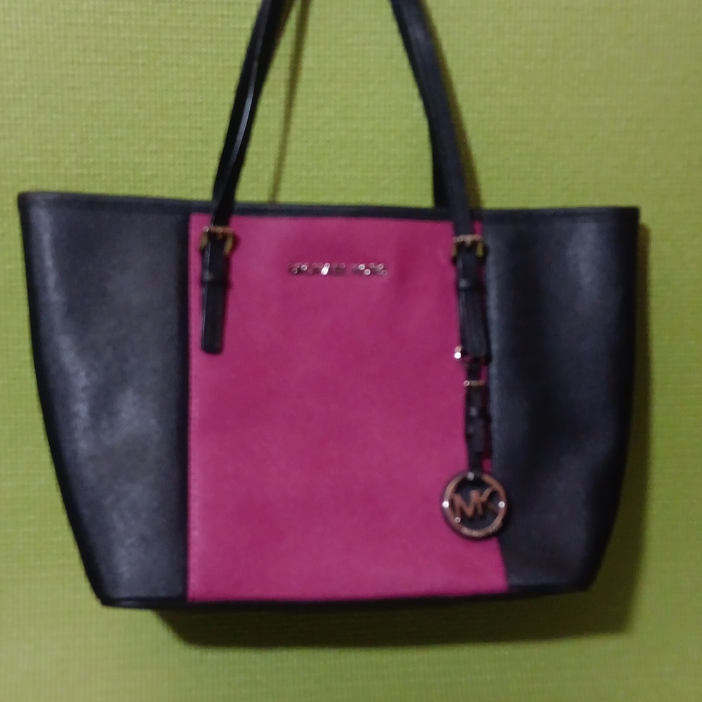 MICHAEL Michael Kors Jet SetTravel Tote Color Block Saffiano Blk/D. Pink EUC